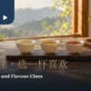 窗边木桌上三杯不同茶汤色泽的茶与茶壶，呈现从容品茶情境