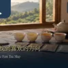 台湾茶入门组品饮场景：木桌上四杯不同茶色的茶、茶壶与空白笔记